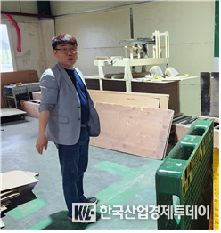 수영산업 김상은 대표가 공장시설을 설명하고 있다.