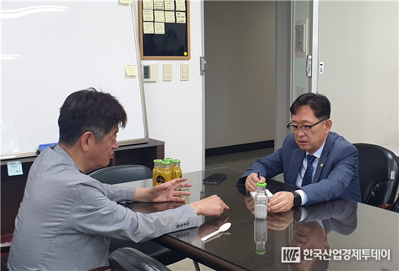 이기동의장이 전주대 스타트기업인 제이스에코에 방문하여 고체수소에 대한 설명을 듣고 있다.